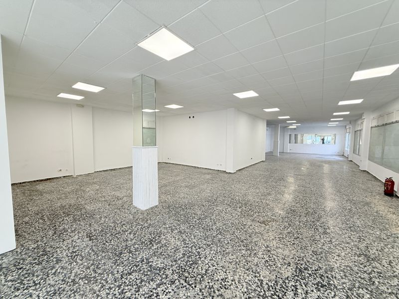 Local comercial en calle Atzaró (Casas Baratas)