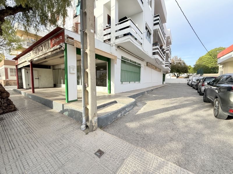 Local comercial en calle Atzaró (Casas Baratas)