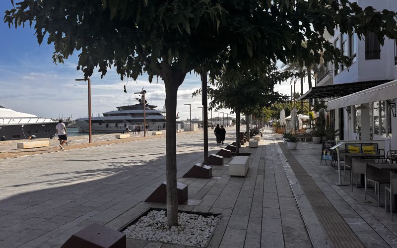 Local con salida de humos, Av. Andanes (primera linea puerto)