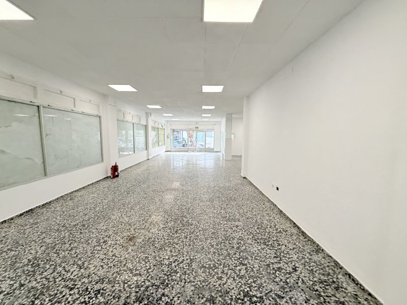 Local comercial en calle Atzaró (Casas Baratas)