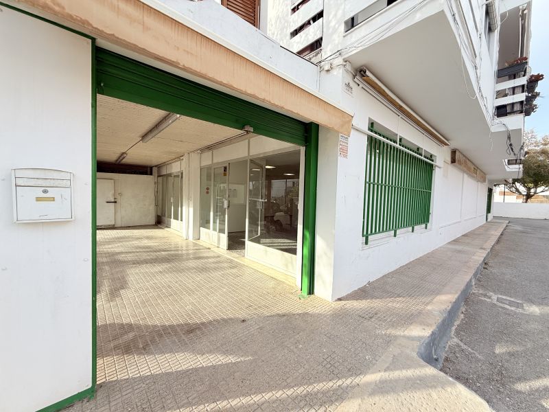 Local comercial en calle Atzaró (Casas Baratas)