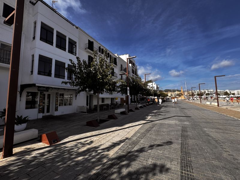 Local con salida de humos, Av. Andanes (primera linea puerto)