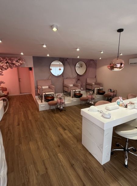 Nail salon next to Paseig des Fonts