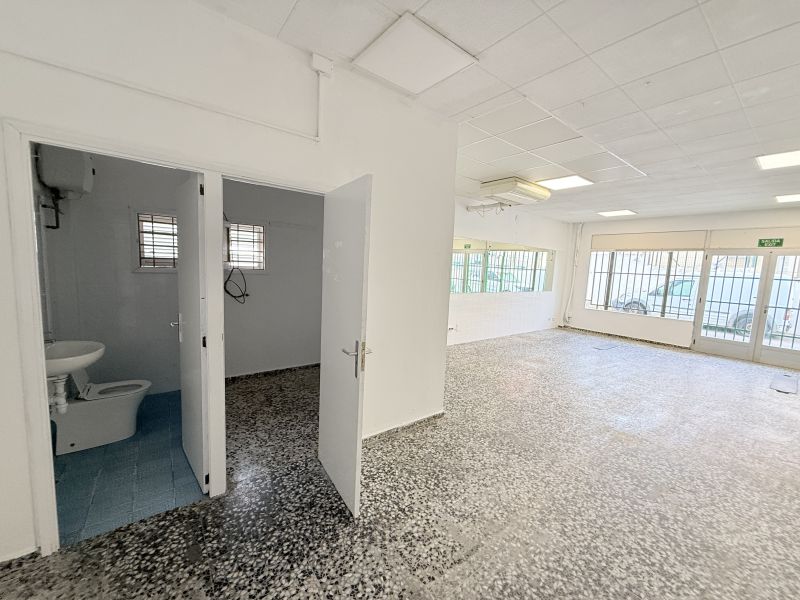 Local comercial en calle Atzaró (Casas Baratas)