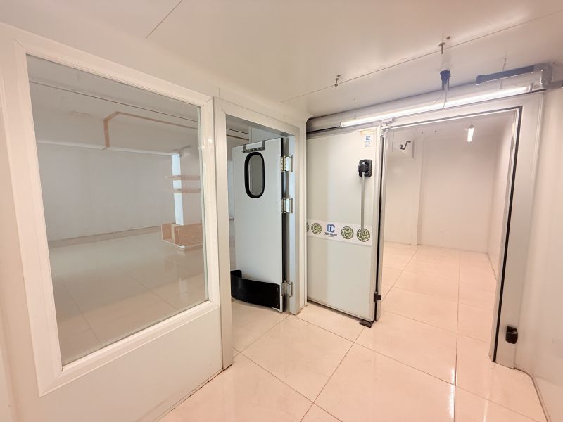 Local comercial con cuarto frio