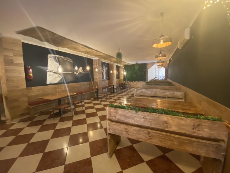 Bar restaurante en calle Bisbe Abad y Lasierra