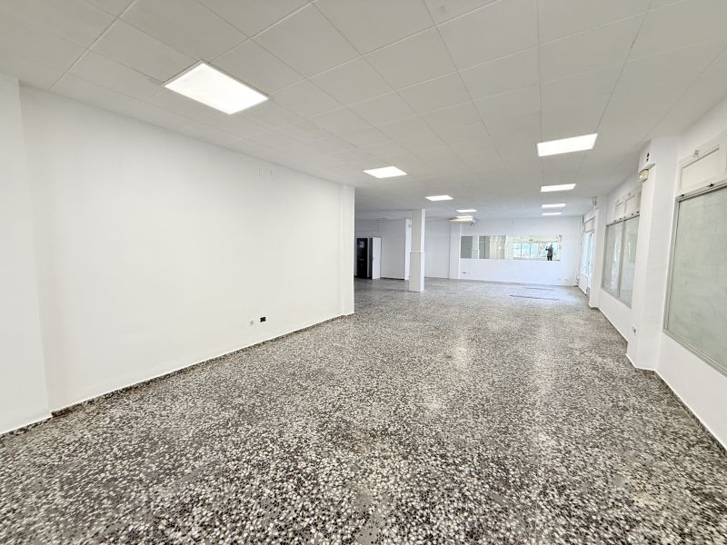 Local comercial en calle Atzaró (Casas Baratas)