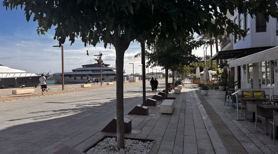 Local con salida de humos, Av. Andanes (primera linea puerto)