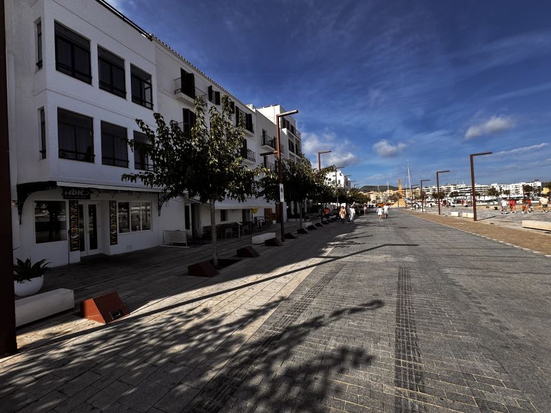 Local con salida de humos, Av. Andanes (primera linea puerto)