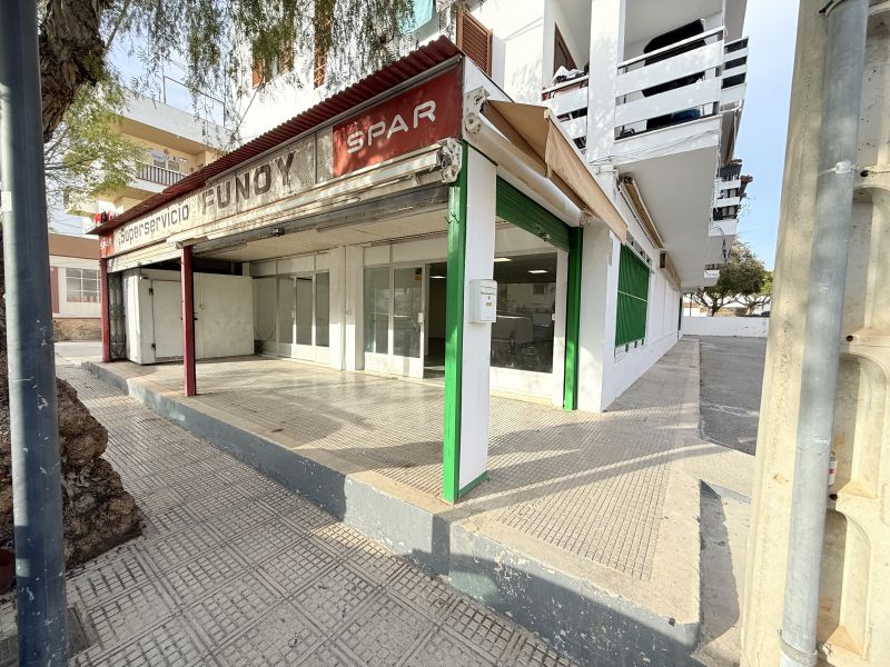 Local comercial en calle Atzaró (Casas Baratas)