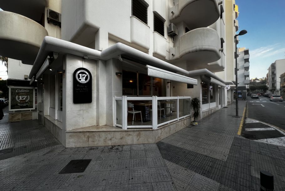 Restaurant pizzeria in calle Aragon, Ibiza town