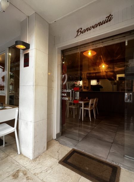Restaurant pizzeria in calle Aragon, Ibiza town