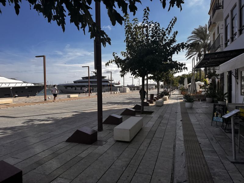 Local con salida de humos, Av. Andanes (primera linea puerto)